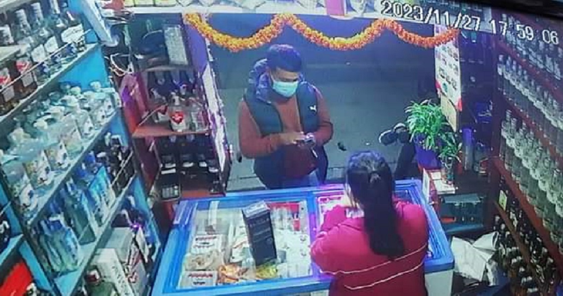धरानमा एक युवकको धन्दा : कारमा चढेर मदिरा चोर्न पसल-पसलमा