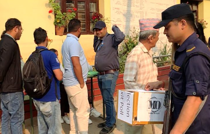 इलाममा मतदान केन्द्रभित्रै नक्कली मतदान, प्रहरी जफत गर्‍यो सामग्री