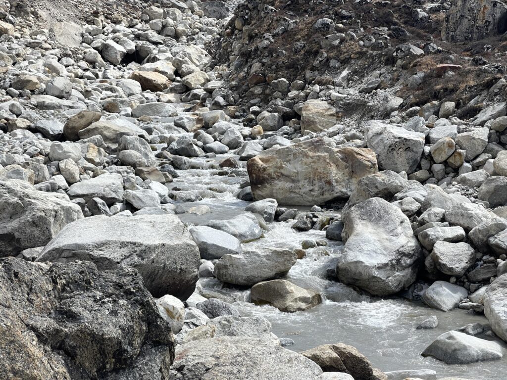 कञ्चनजङ्गा ग्लेशियरबाट आएको धमिलो खोला