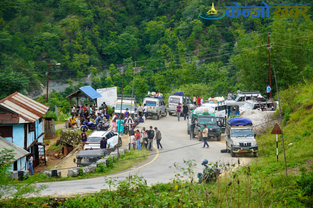 खोलामा अवरोध भएपछि डब्लु चोकमा जम्मा भएका गाडी । यहिबाट हिडेर ताप्लेजुङ तर्फ जानु पर्छ ।