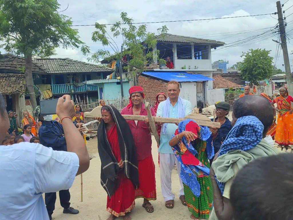 मधेशमा पानी नपरेपछि सांसदलाई पक्राउ गरेर स्थानीयले बनाए हली