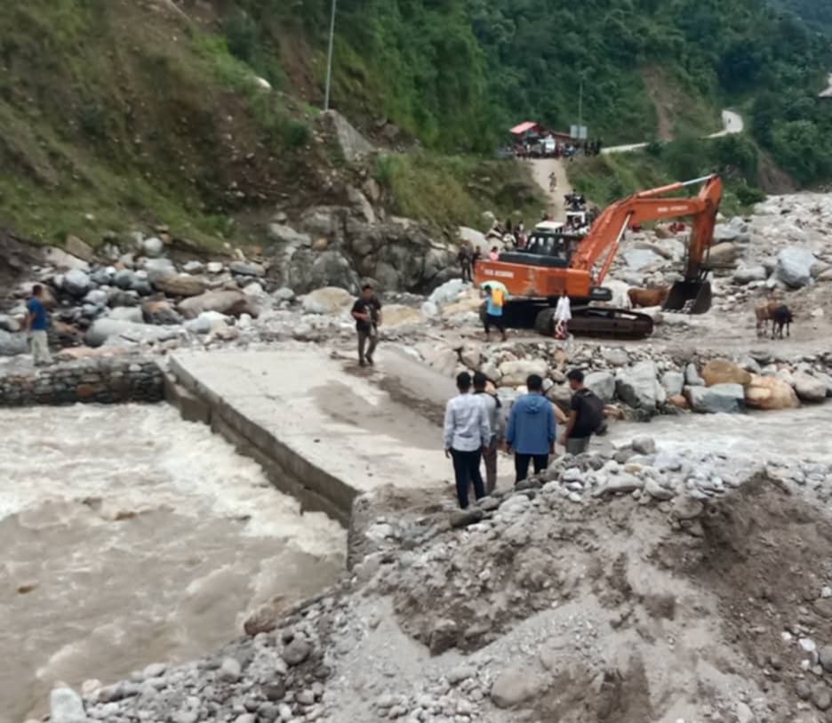 फेमे खोलाको बाढीले बन्द सडक अब सुचारु
