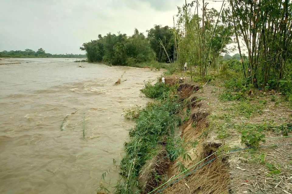 बिर्तामोडमा १२९ मिमि वर्षा,  धेरै भारी वर्षा कारण झापाका नदीहरुमा जलसतह बढ्दै