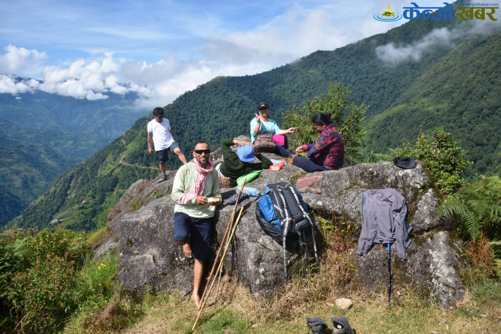 थाम डाँडा पुग्ने बेला आराम गर्दै आन्तरिक पर्यटक 