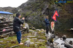 पाेखरीमा तस्बिर लिदै आन्तरिक पर्यटक