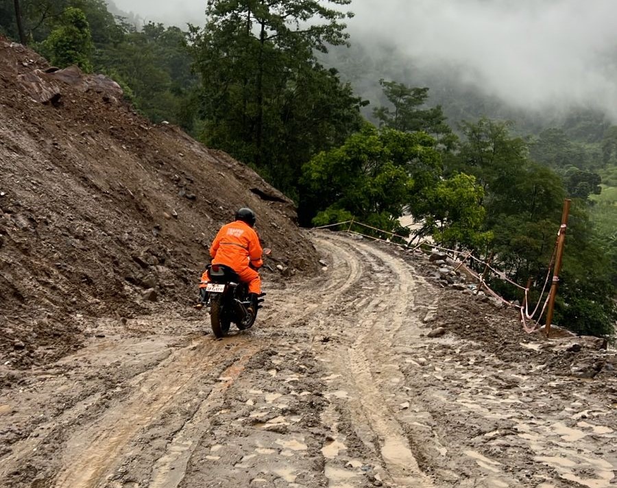 मेची राजमार्गमा साना गाडी चले