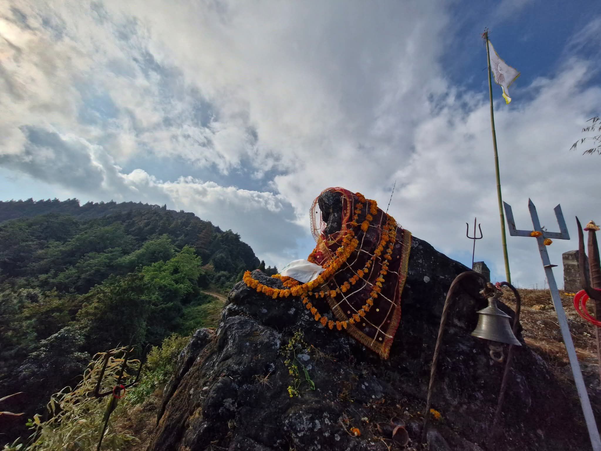 मिक्लाजुङको बेहुलीढुङ्गा —बेहुली हराइन् र ढुङ्गा बनेको रहस्य