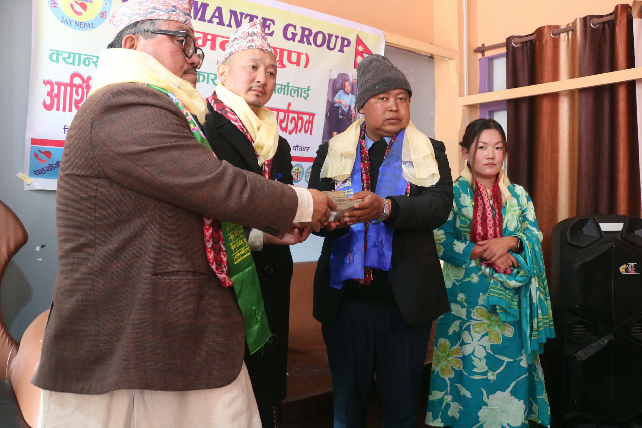 घुमन्ते ग्रुपद्वारा पत्रकार कविन्द्र शेर्मालाई आर्थिक सहयोग